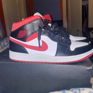 Air Jordan 1 Mid 'Black Gym Red'